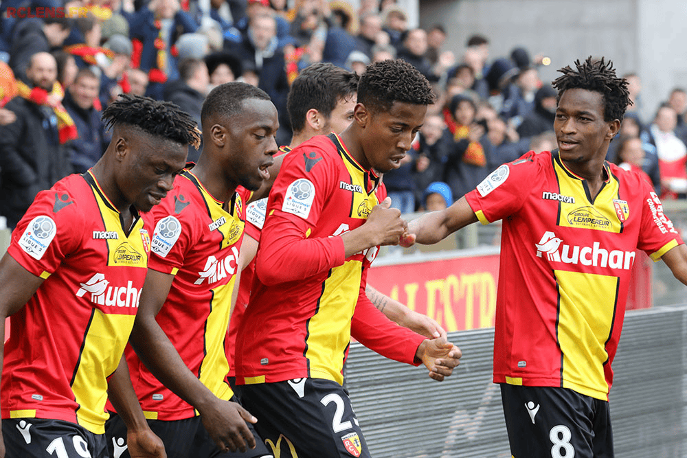 一触即发：足球比赛上的惊险场面让人屏息以待的简单介绍