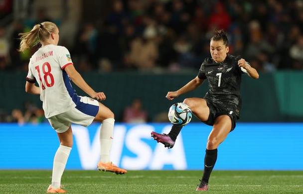 新西兰队在比赛中实现逆袭，晋级八强