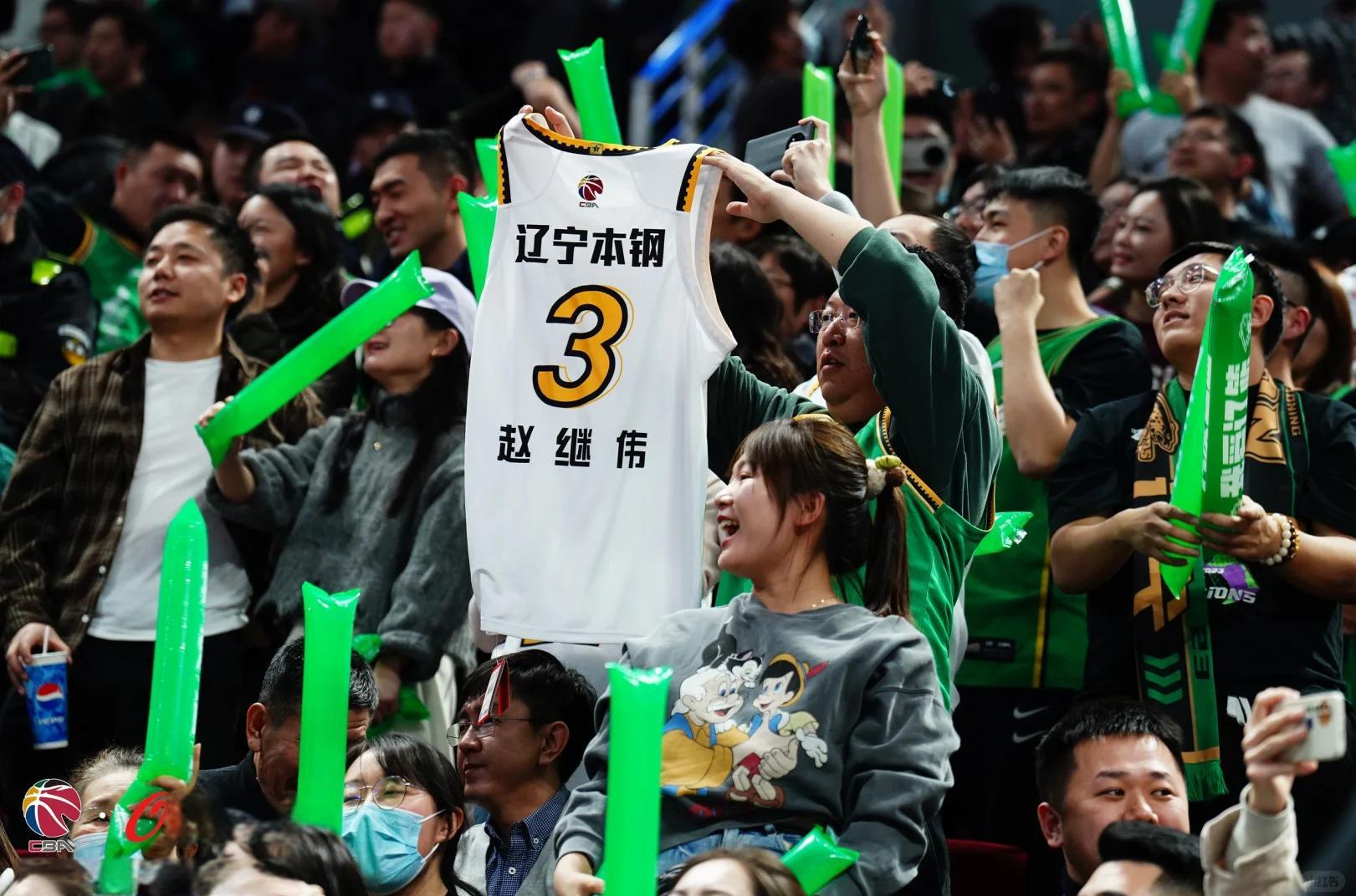 沙尔克球迷热情满满，陆续到场助威球队