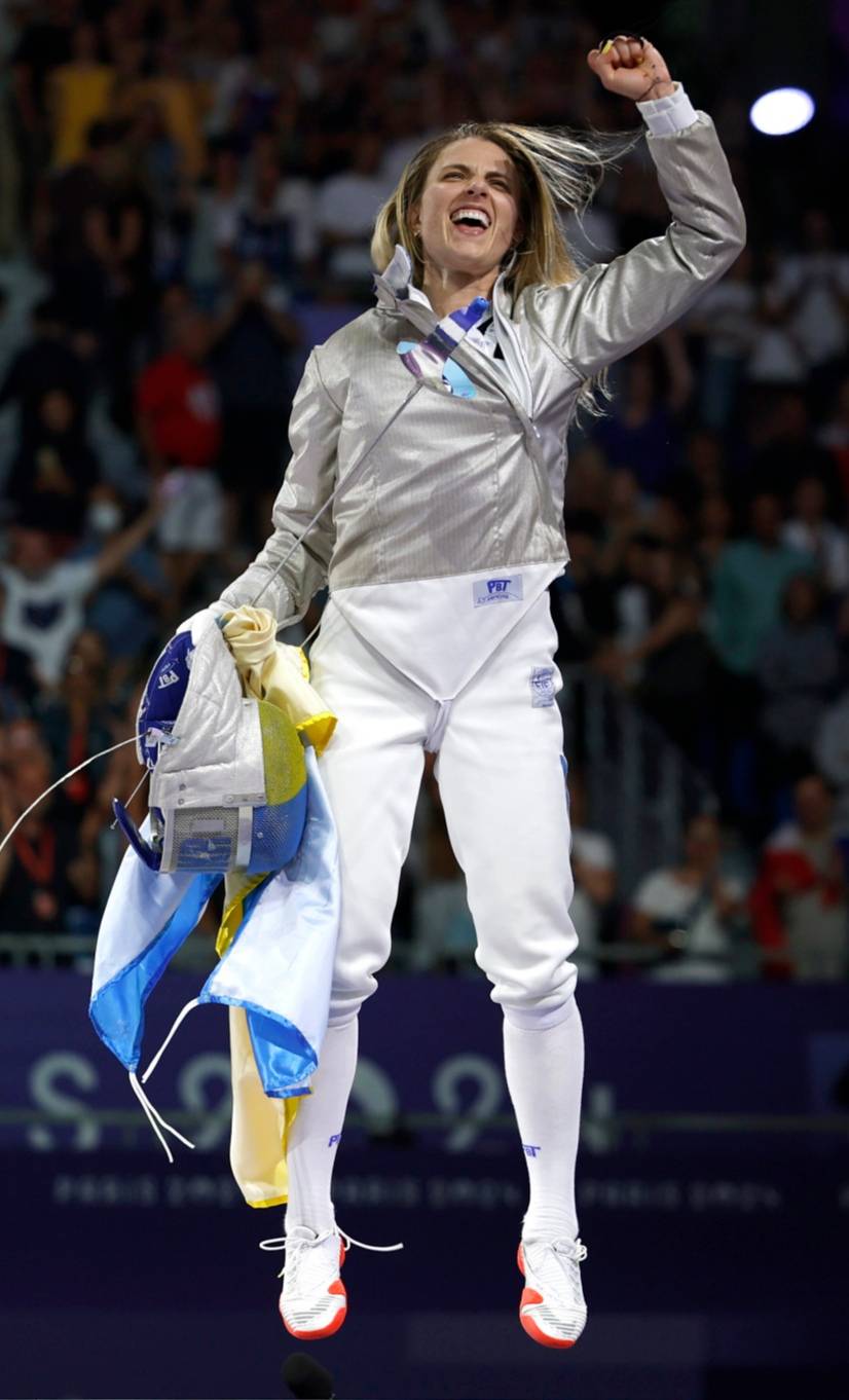 乌克兰男子举重选手争夺重量级比赛