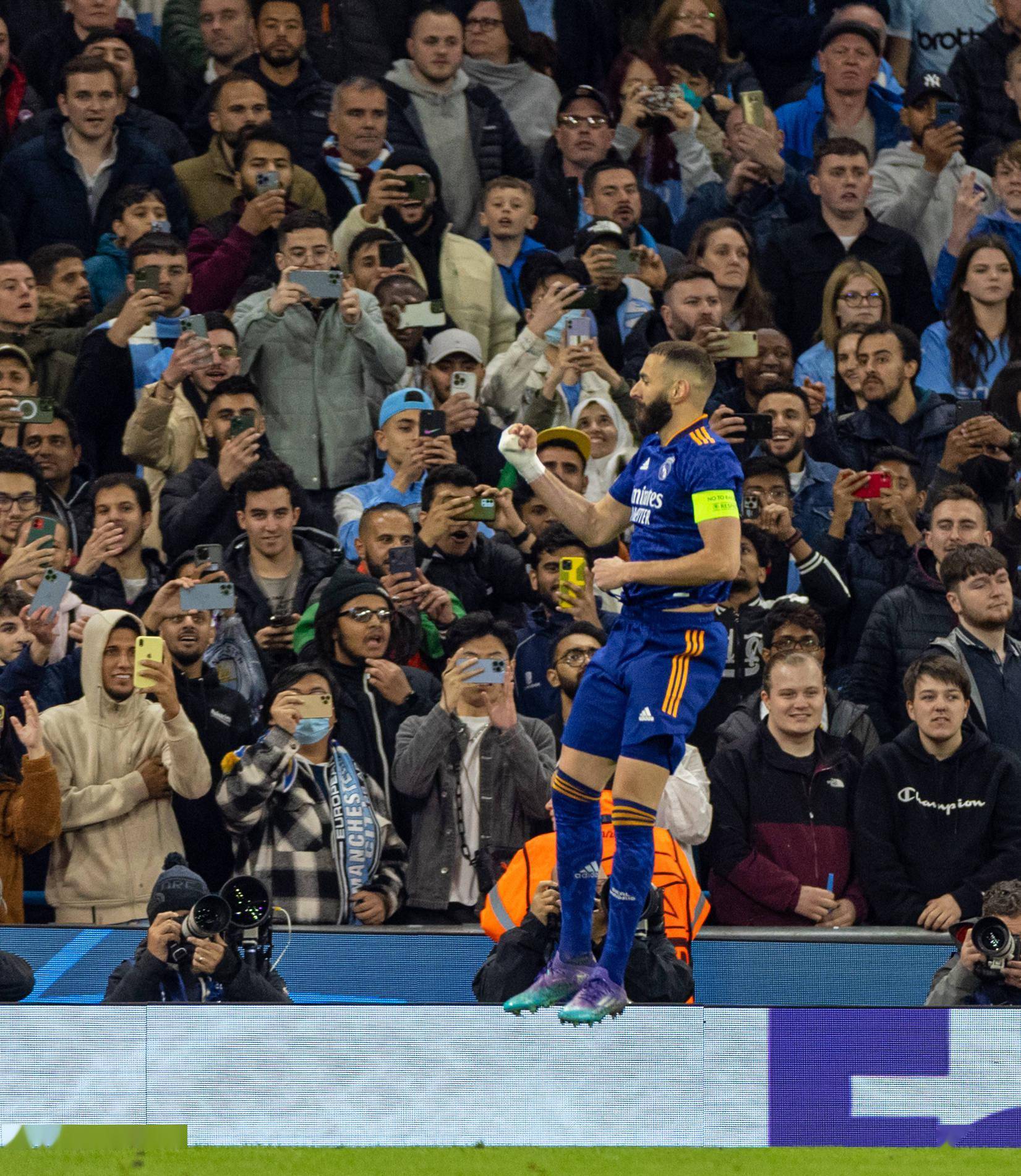 世俱杯赛程-曼城欧冠比赛赢球，球员赛后庆功