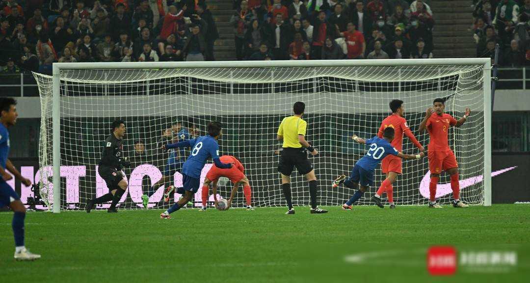 足球赛场上的精彩瞬间瞩目全场观众