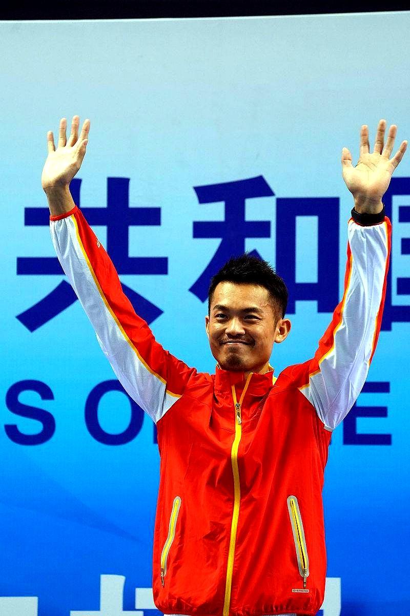 运动员们顽强不屈，奋勇争先追逐金牌荣誉