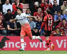 安加老大点球绝杀西汉姆，上汽可追第一