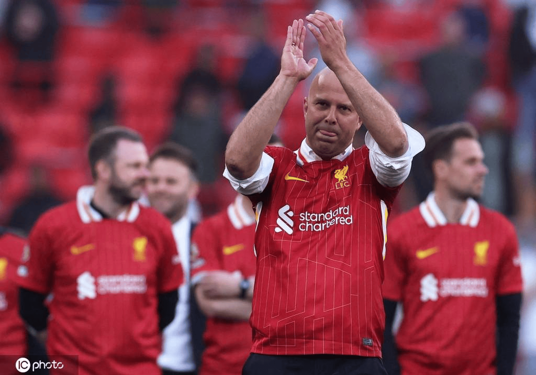 包含利物浦客战热刺，争夺积分榜前列位置的词条