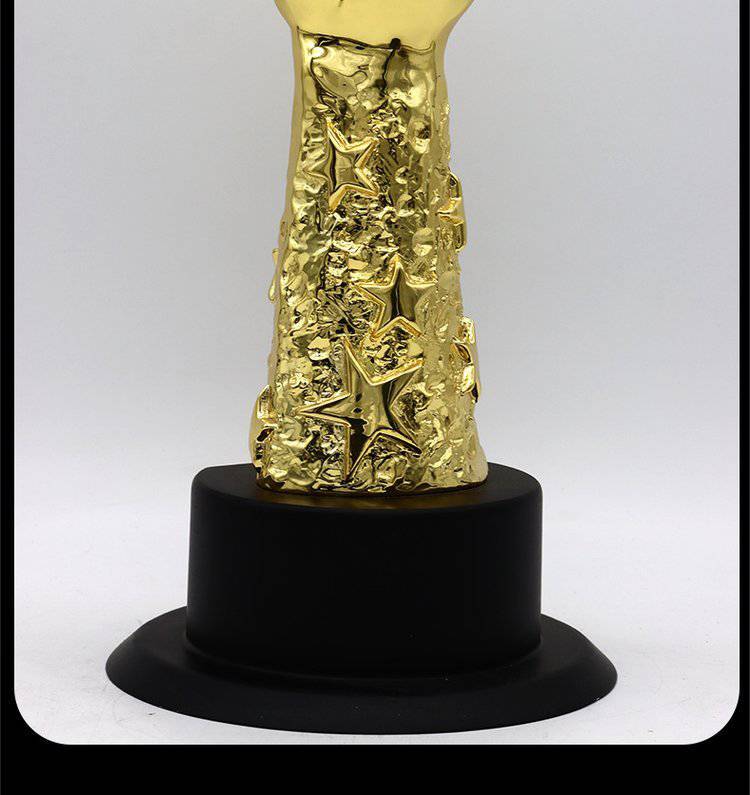 巴拿马拳击选手凭借实力捧得奖杯