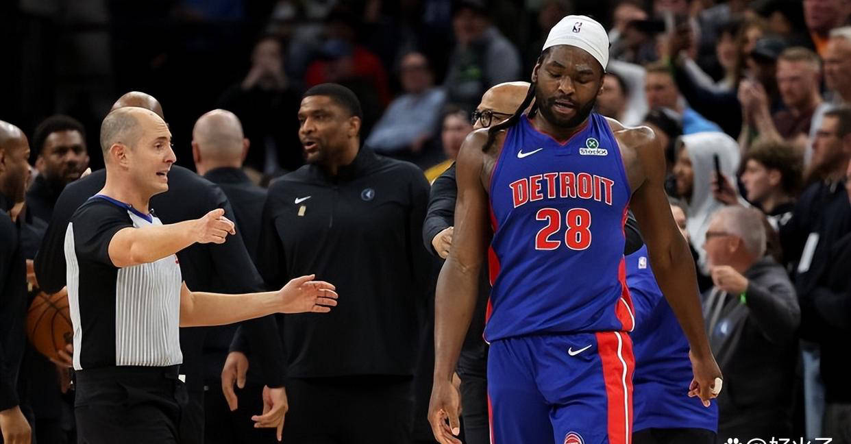 活塞队球员在比赛中表现出色，助球队获胜