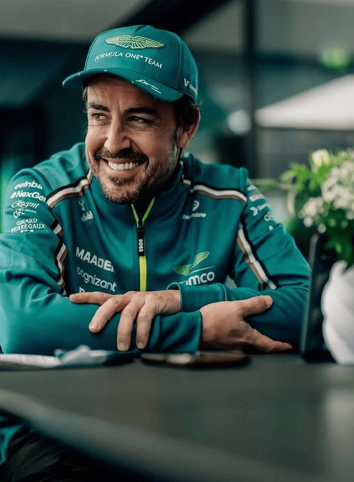 世俱杯改制-赛车比赛中，美国车手飙车夺得胜利