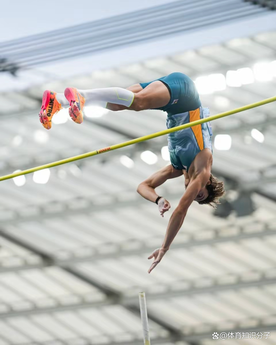 田径选手实现突破刷新世界纪录