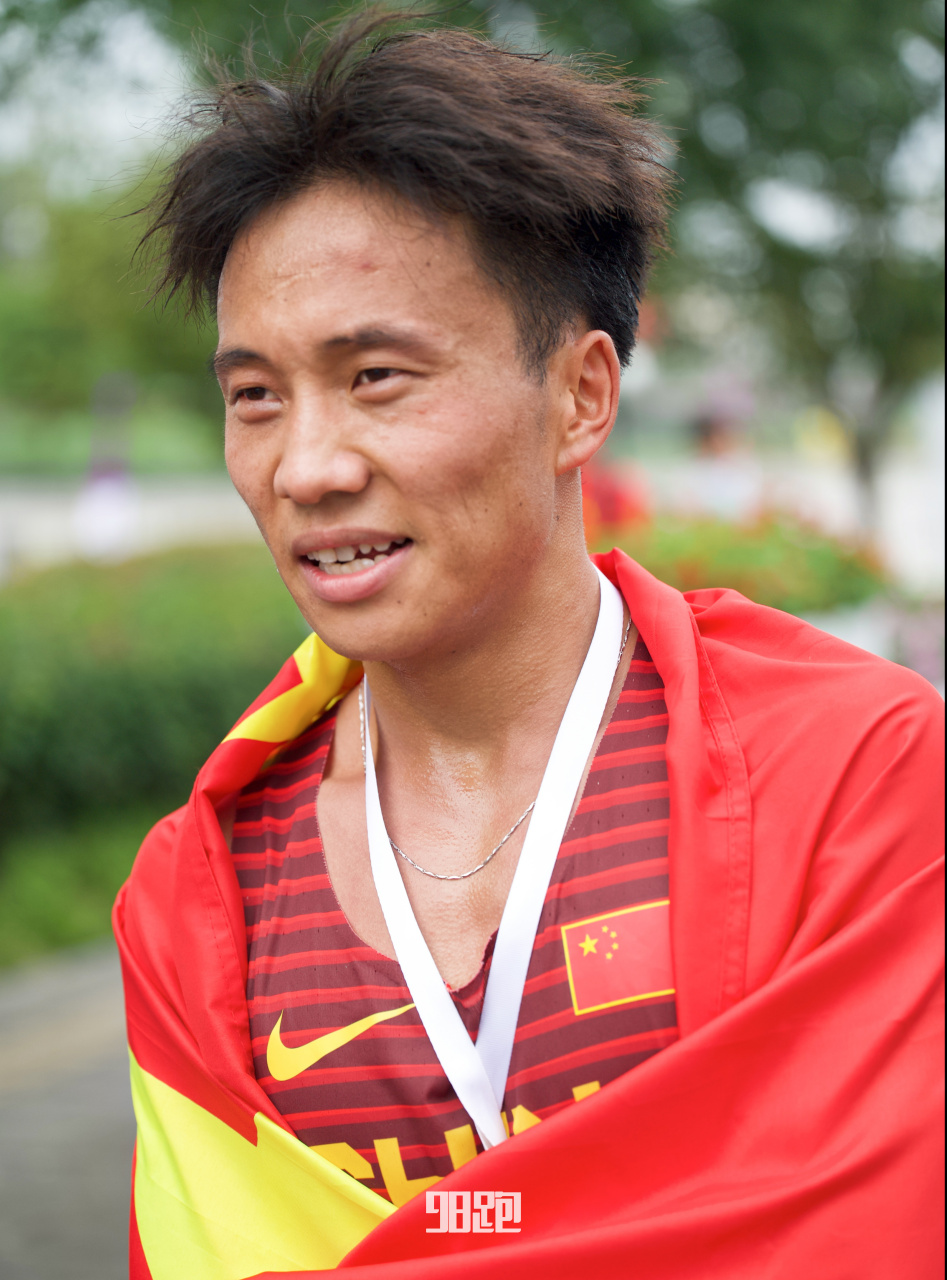 马拉松选手跑出新纪录，夺得金牌