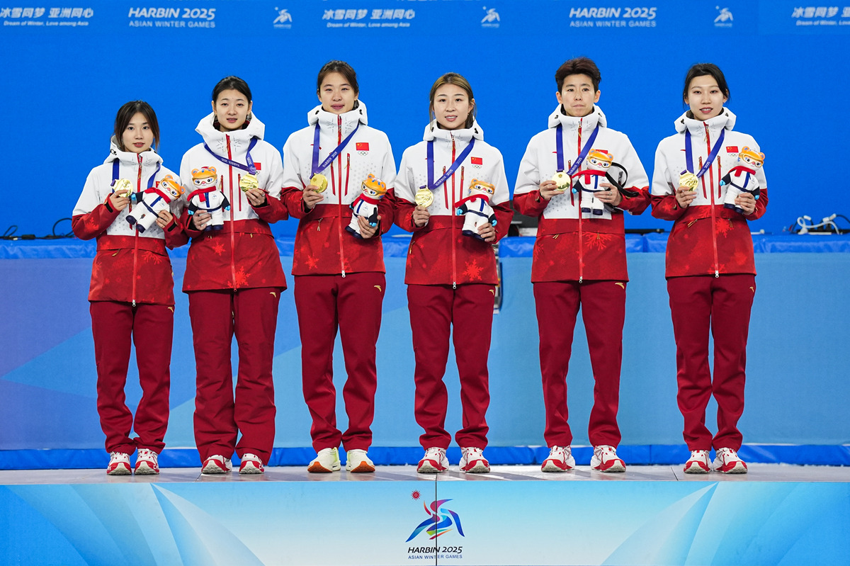 火热比赛中，女队员以出色表现夺冠的简单介绍