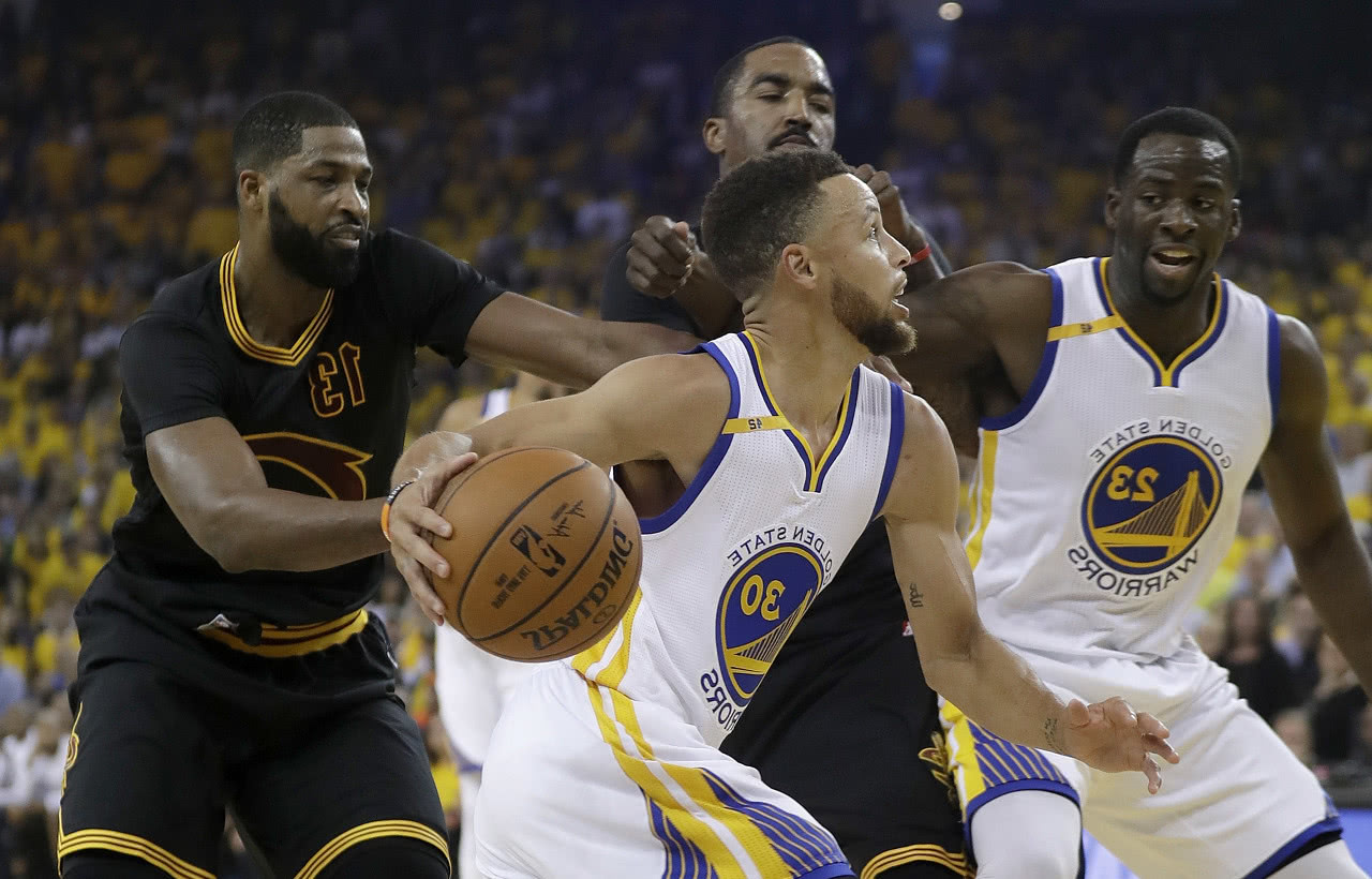 勇士队客场连胜，一步之遥晋级决赛