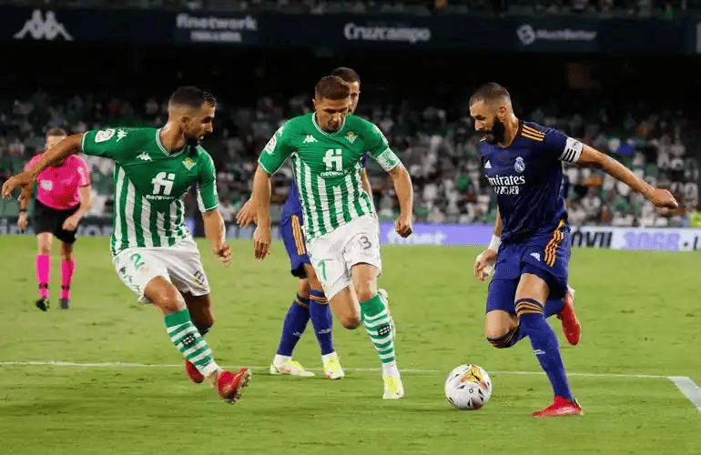 世俱杯2025-双方球队实力对比，战术对抗激烈