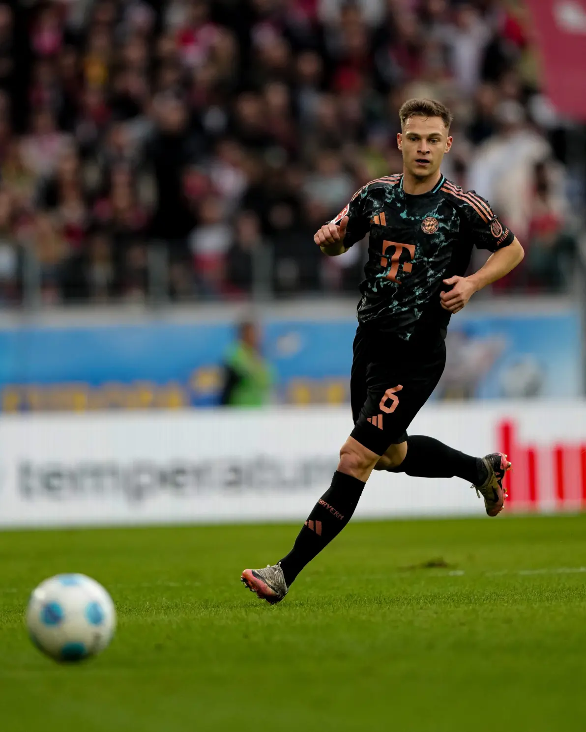 世俱杯直播-弗赖堡战术有所调整，球队大获全胜的简单介绍