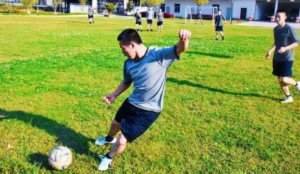 国际足球比赛场上球员体能不逊色的简单介绍