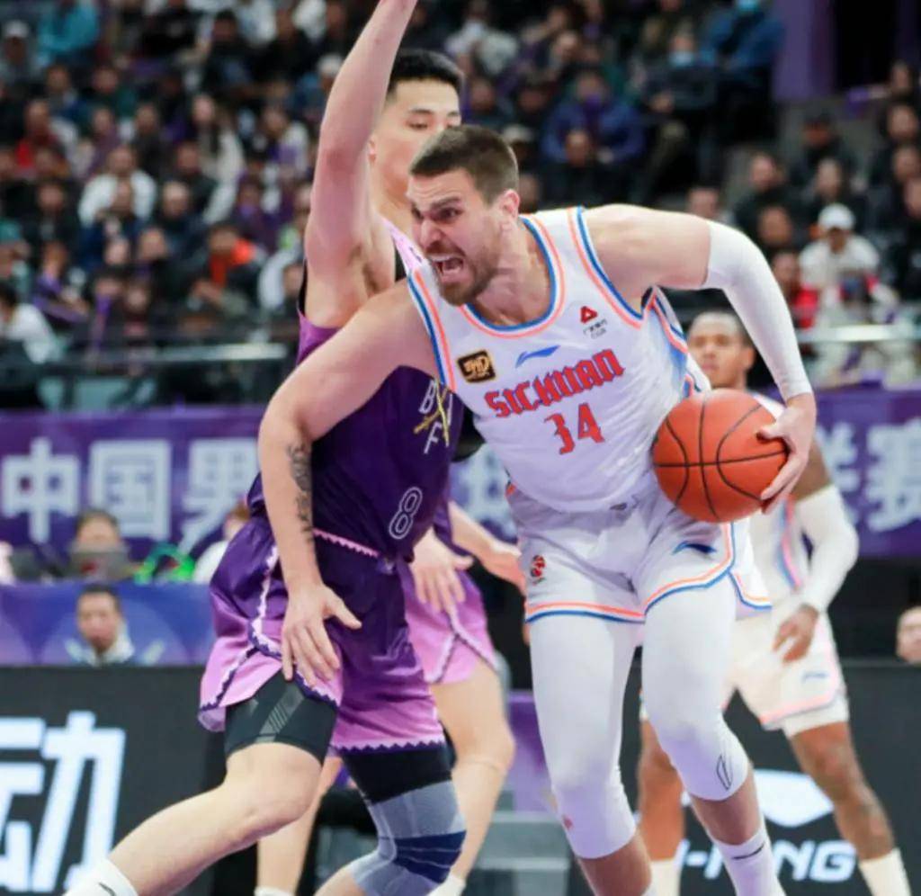 四川男篮与辽宁男篮在比赛中展开激烈角逐的简单介绍