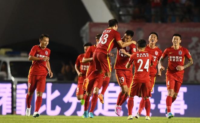 浙江绿城爆冷击败广州富力，积分榜上升两位