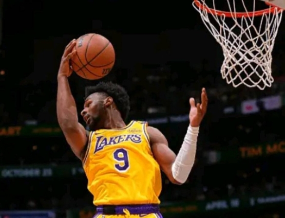 湖人客场击败活塞，追平分区榜首