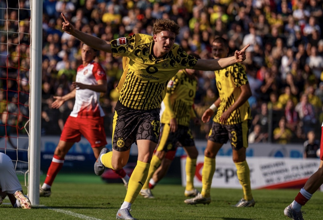 多特蒙德客场大胜，继续走向冠军之路