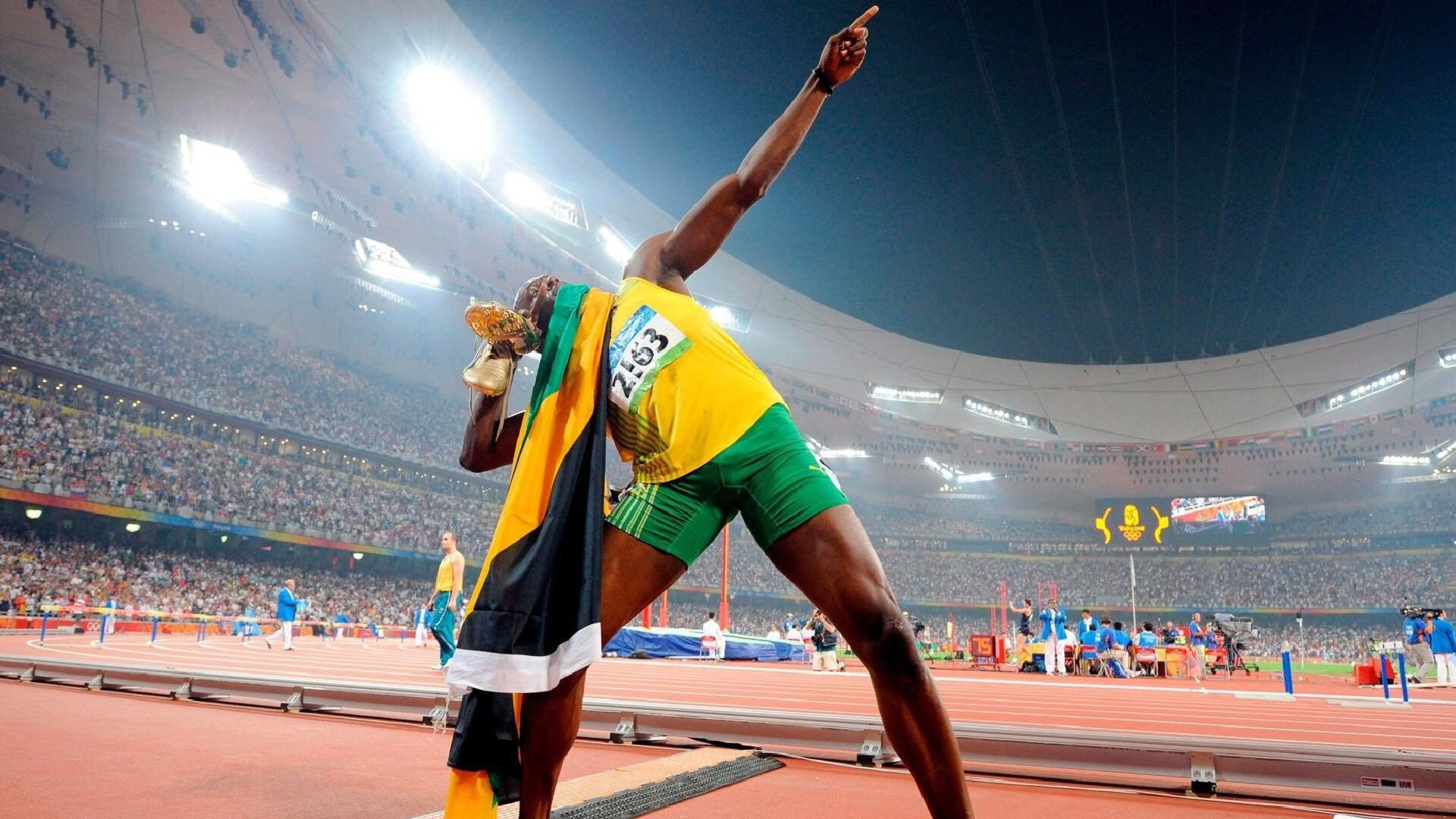 当F1引擎轰鸣之时,芝加哥的夜空被拉文的数据点燃